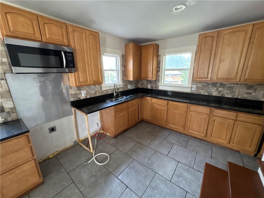 137 N Van Brunt Boulevard — photo 11