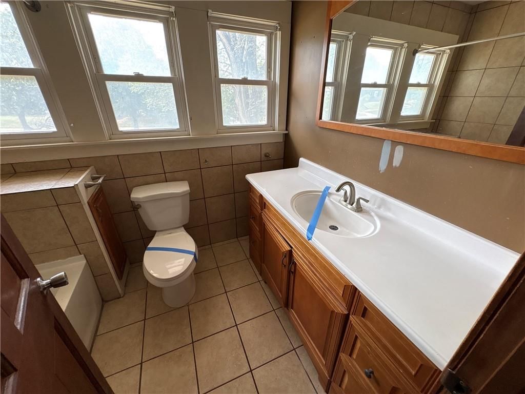 137 N Van Brunt Boulevard — photo 17
