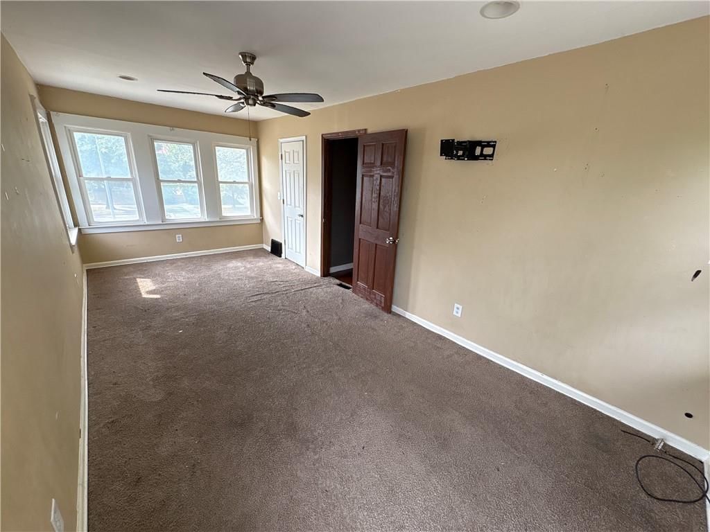 137 N Van Brunt Boulevard — photo 18