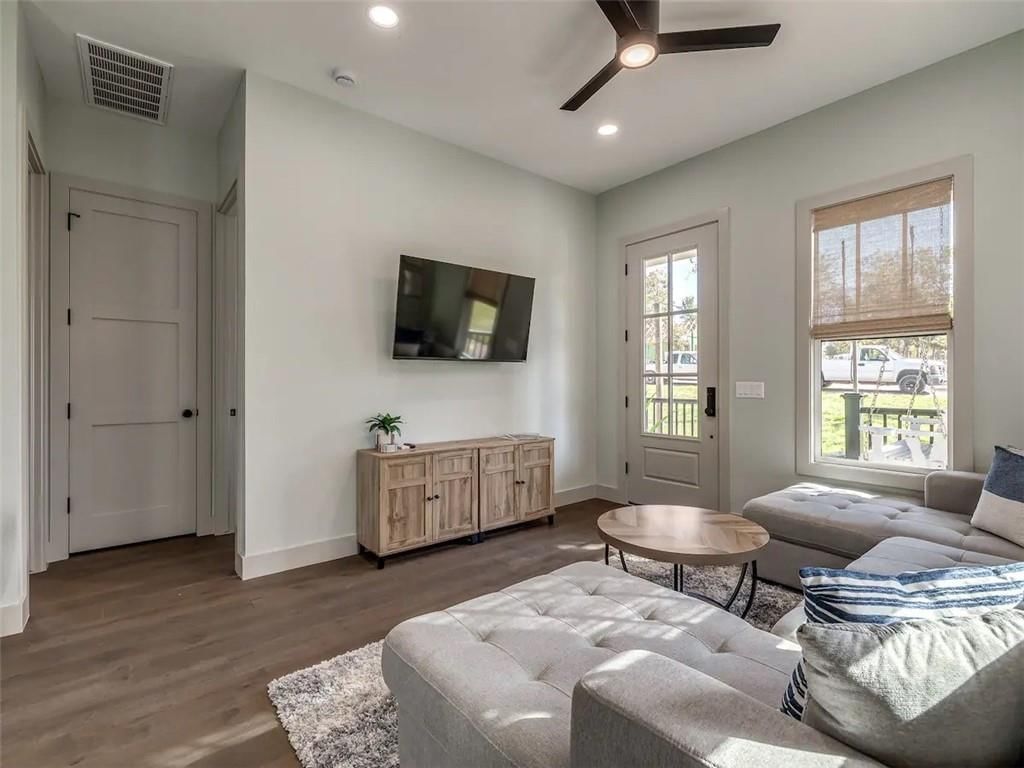 719 Washington Street — photo 4