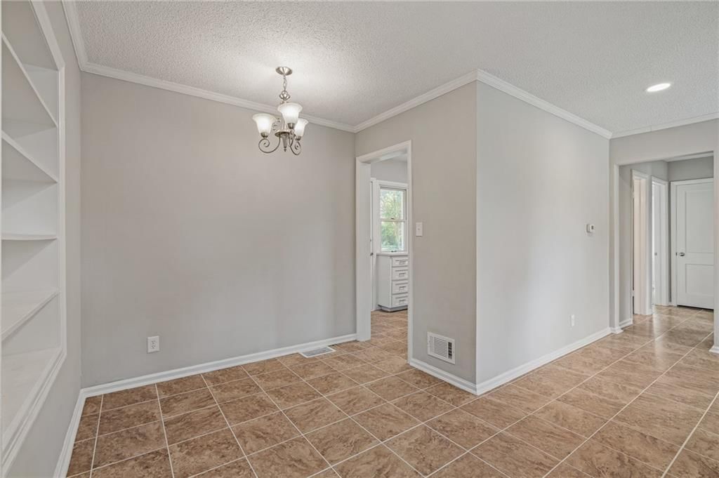 Photo 8 of 32 - 4013 Crestview Road