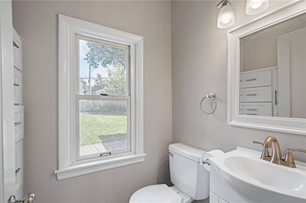 Photo 13 of 32 - 4013 Crestview Road