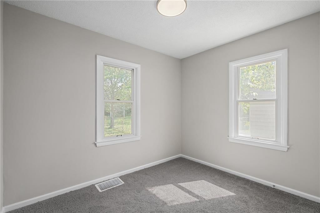Photo 19 of 32 - 4013 Crestview Road