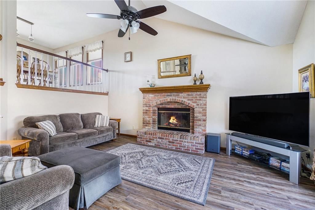 Photo 5 of 40 - 220 Woodhaven Drive
