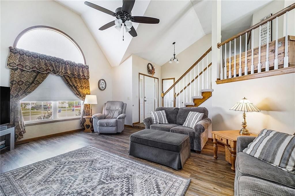 Photo 6 of 40 - 220 Woodhaven Drive