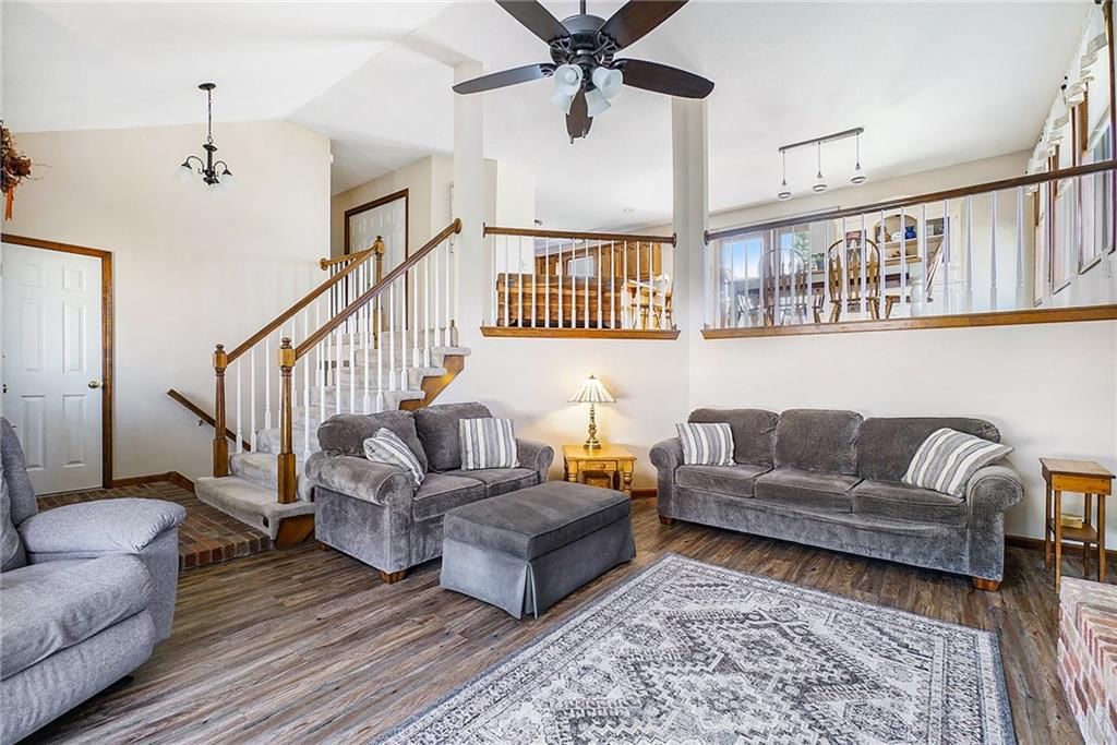 Photo 7 of 40 - 220 Woodhaven Drive