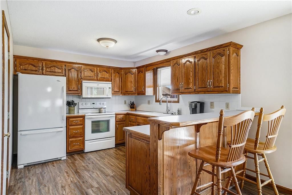 Photo 8 of 40 - 220 Woodhaven Drive