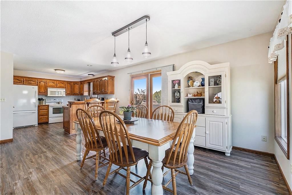 Photo 10 of 40 - 220 Woodhaven Drive