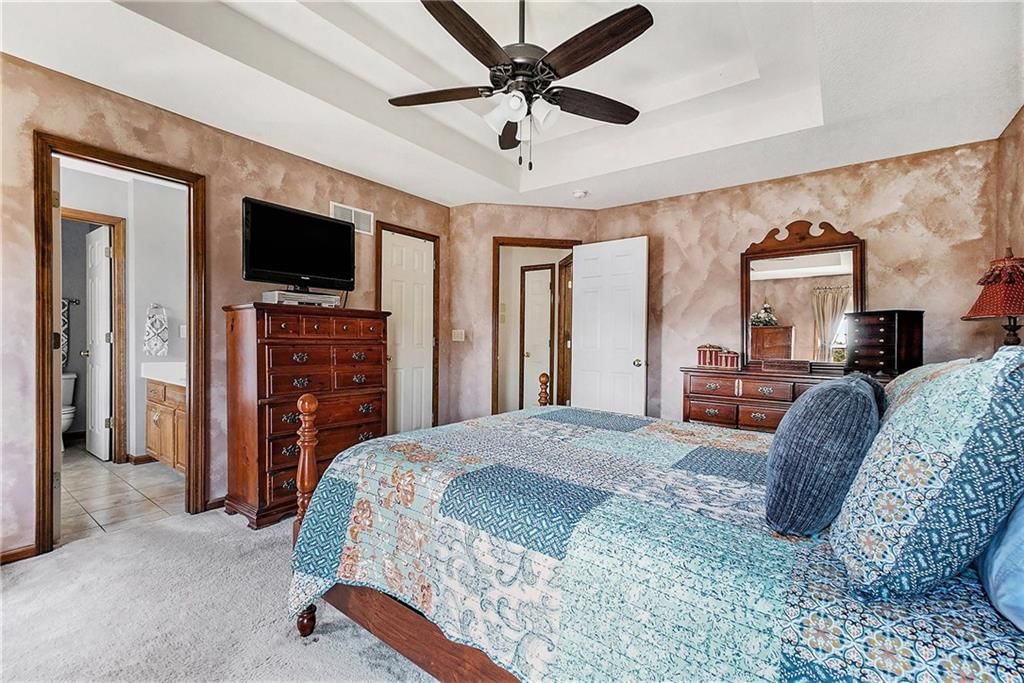 Photo 16 of 40 - 220 Woodhaven Drive