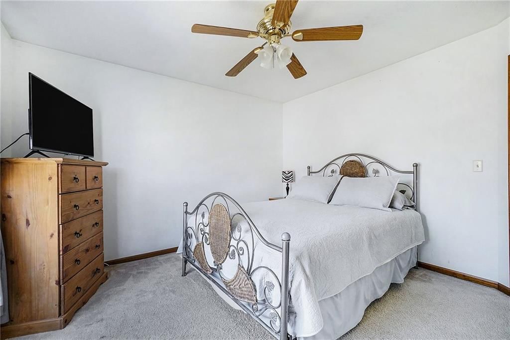 Photo 22 of 40 - 220 Woodhaven Drive