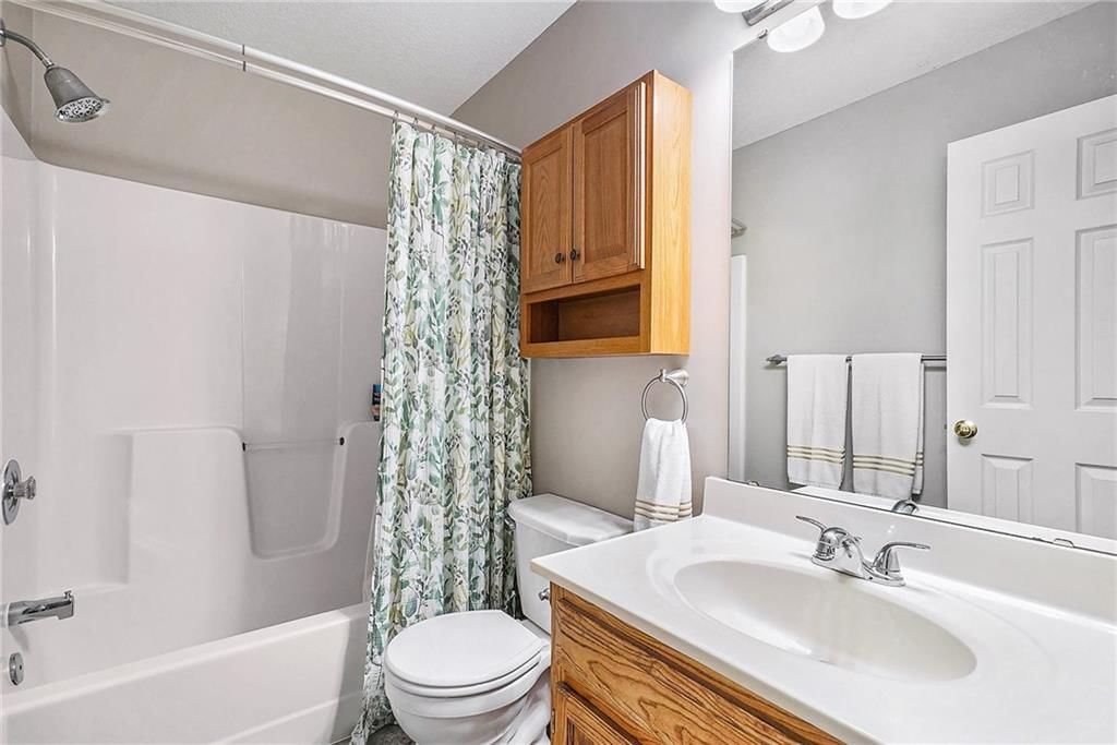 Photo 24 of 40 - 220 Woodhaven Drive