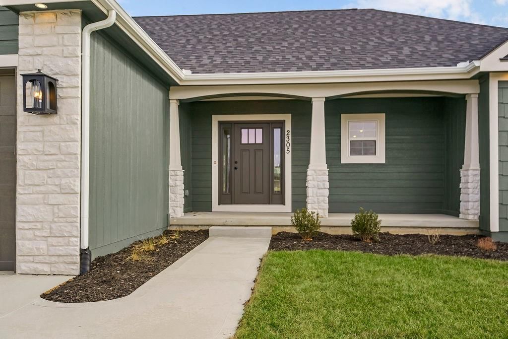 2305 LARKSPUR Lane — photo 2