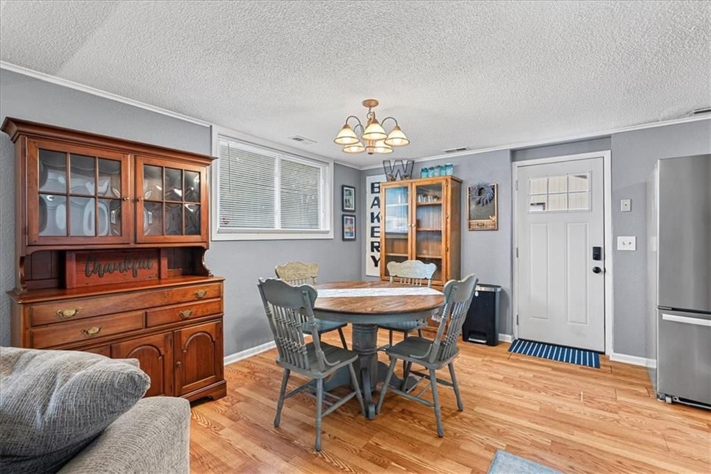 Photo 5 of 27 - 9525 Wallace Avenue