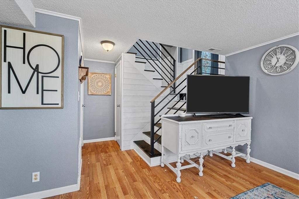 Photo 6 of 27 - 9525 Wallace Avenue