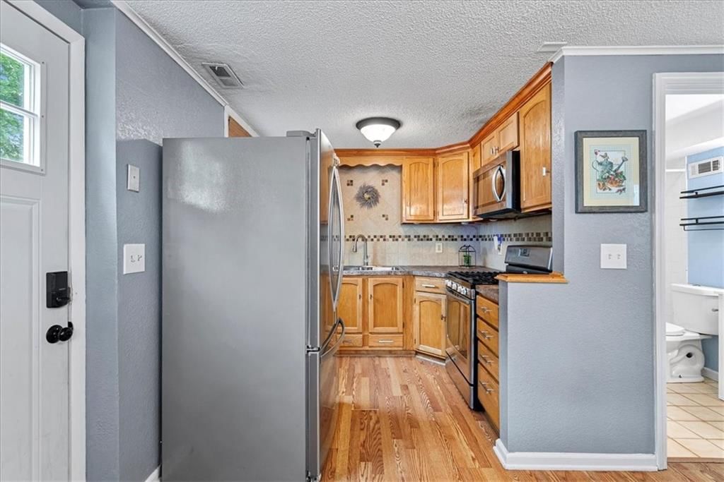 Photo 7 of 27 - 9525 Wallace Avenue