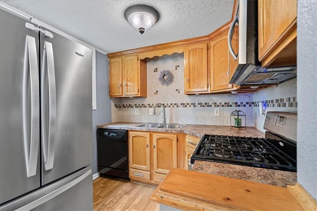Photo 8 of 27 - 9525 Wallace Avenue