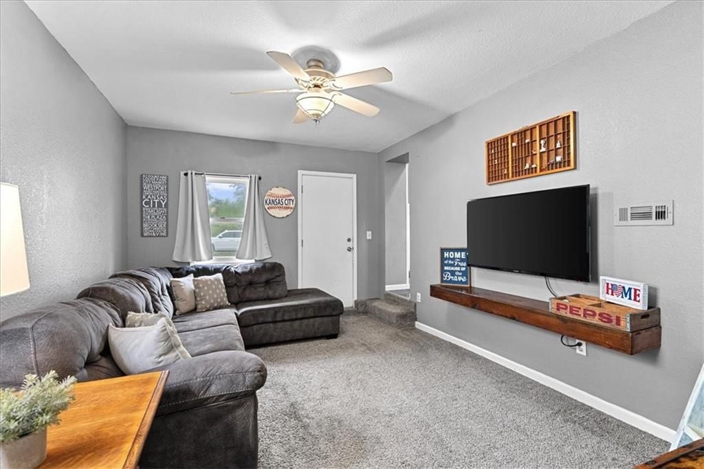 Photo 11 of 27 - 9525 Wallace Avenue