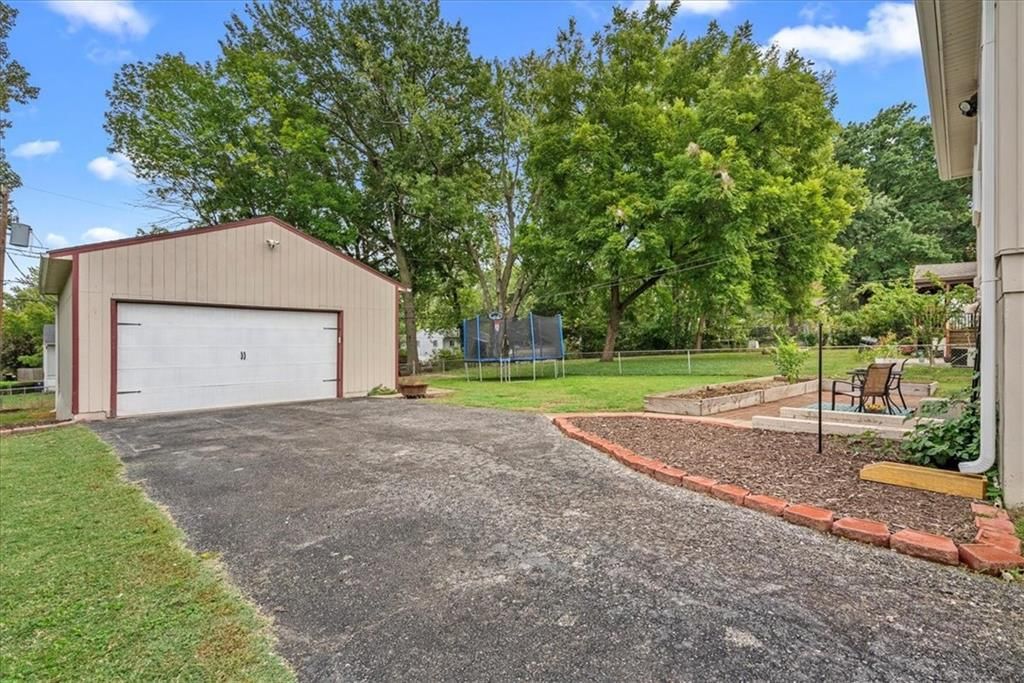Photo 21 of 27 - 9525 Wallace Avenue