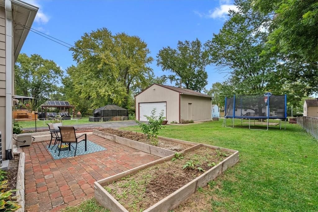 Photo 24 of 27 - 9525 Wallace Avenue