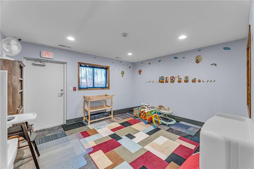 109 E Railroad Avenue — photo 28