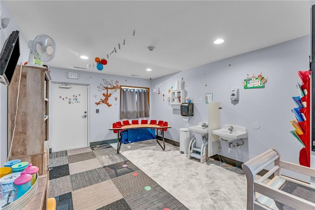 109 E Railroad Avenue — photo 31