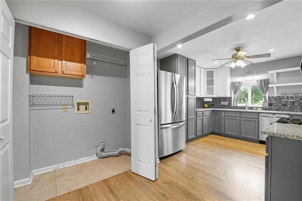 Photo 5 of 33 - 5904 Stearns Street