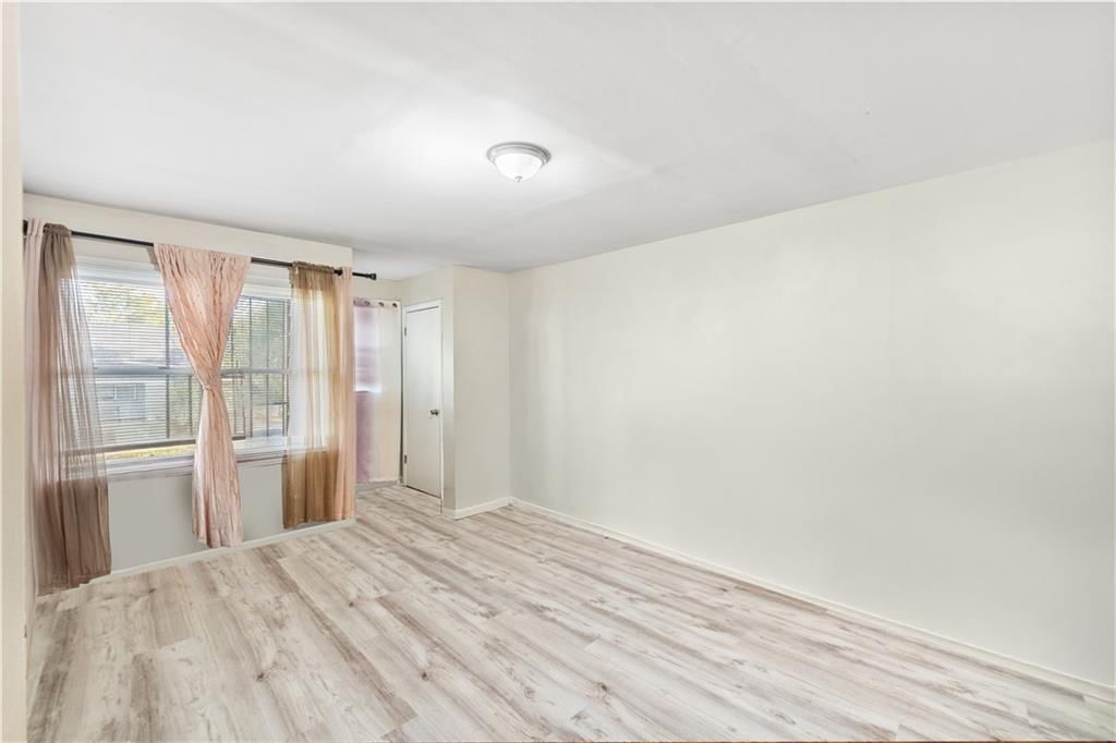 Photo 4 of 12 - 4279/4281 E 60th Terrace