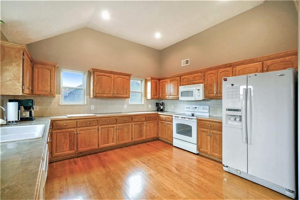 1108 W 10TH Avenue — photo 11