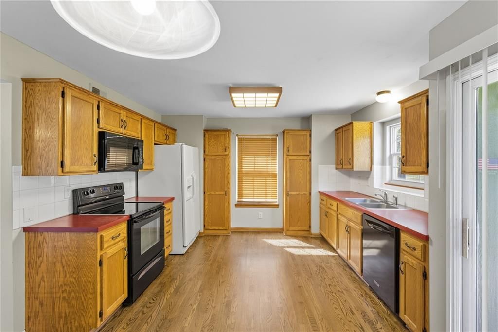 Photo 11 of 26 - 14920 Stonewood Drive