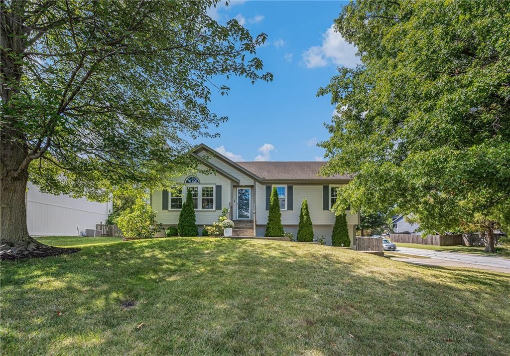 1632 NE Stonewood Drive, Lee's Summit, MO