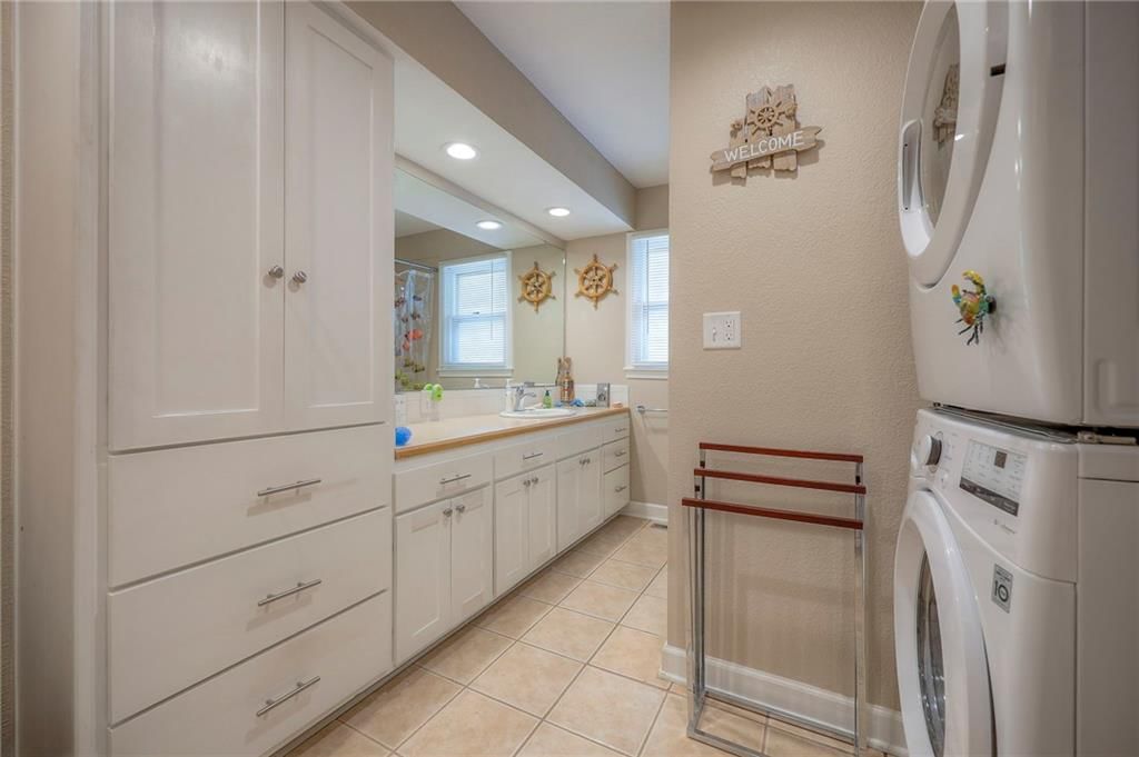 1142 S Elm Street — photo 16