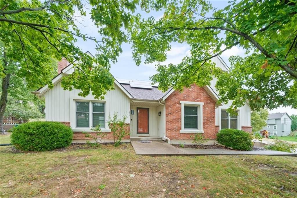 7029 ALBERVAN Street, Shawnee, KS