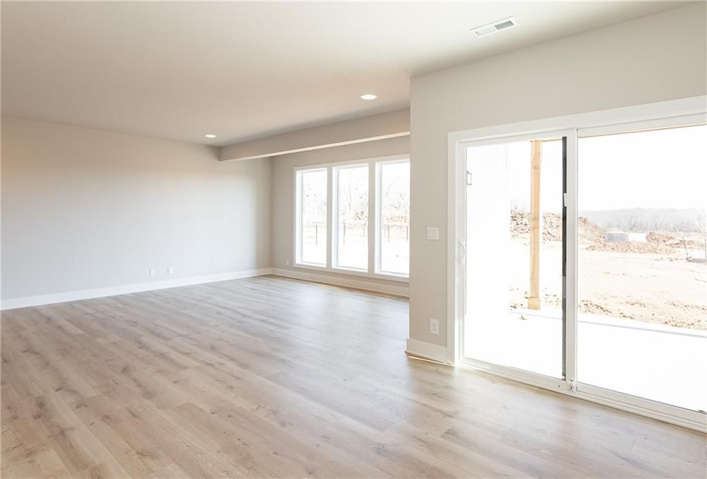 18461 Windsor Street — photo 32