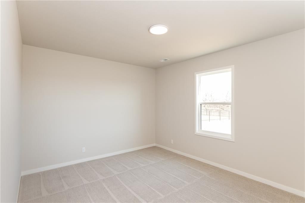 18461 Windsor Street — photo 37