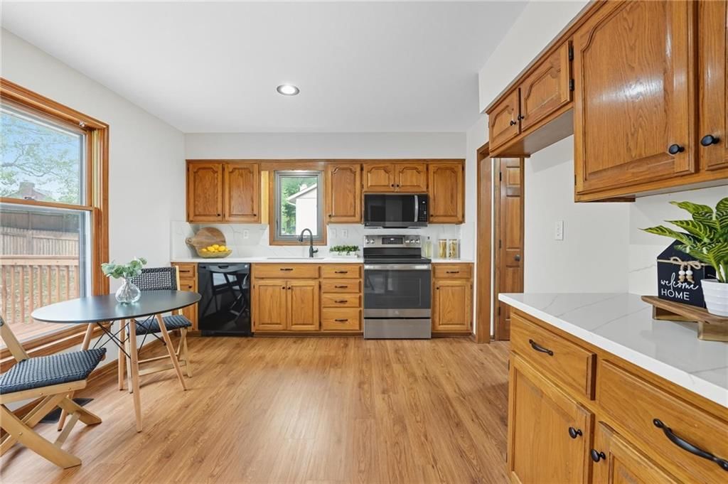 Photo 6 of 31 - 1016 NE Remington Court