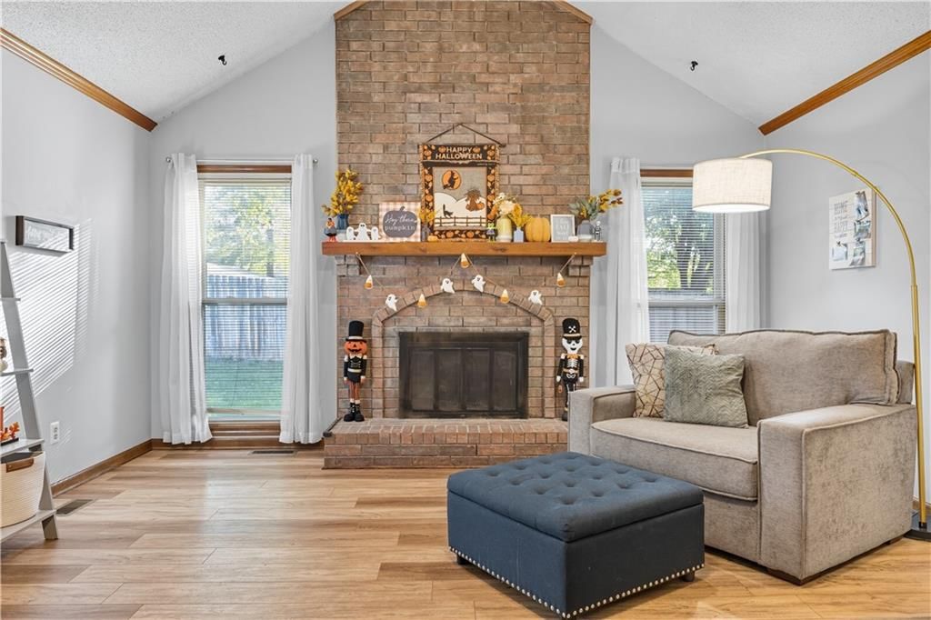 Photo 5 of 31 - 14229 S Raintree Drive