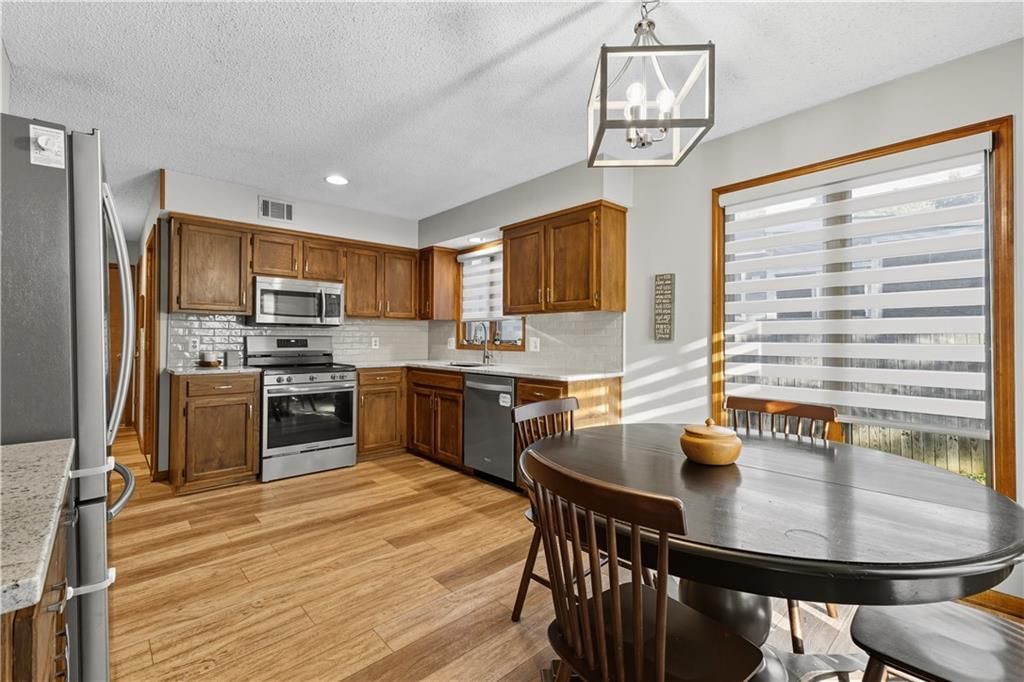 Photo 9 of 31 - 14229 S Raintree Drive