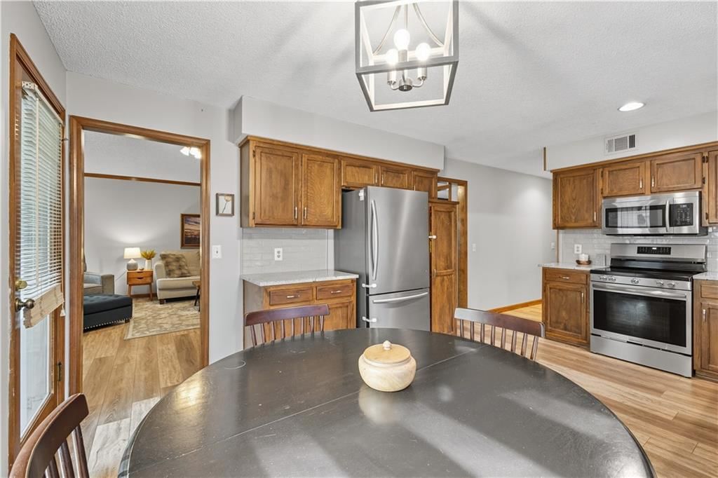 Photo 10 of 31 - 14229 S Raintree Drive