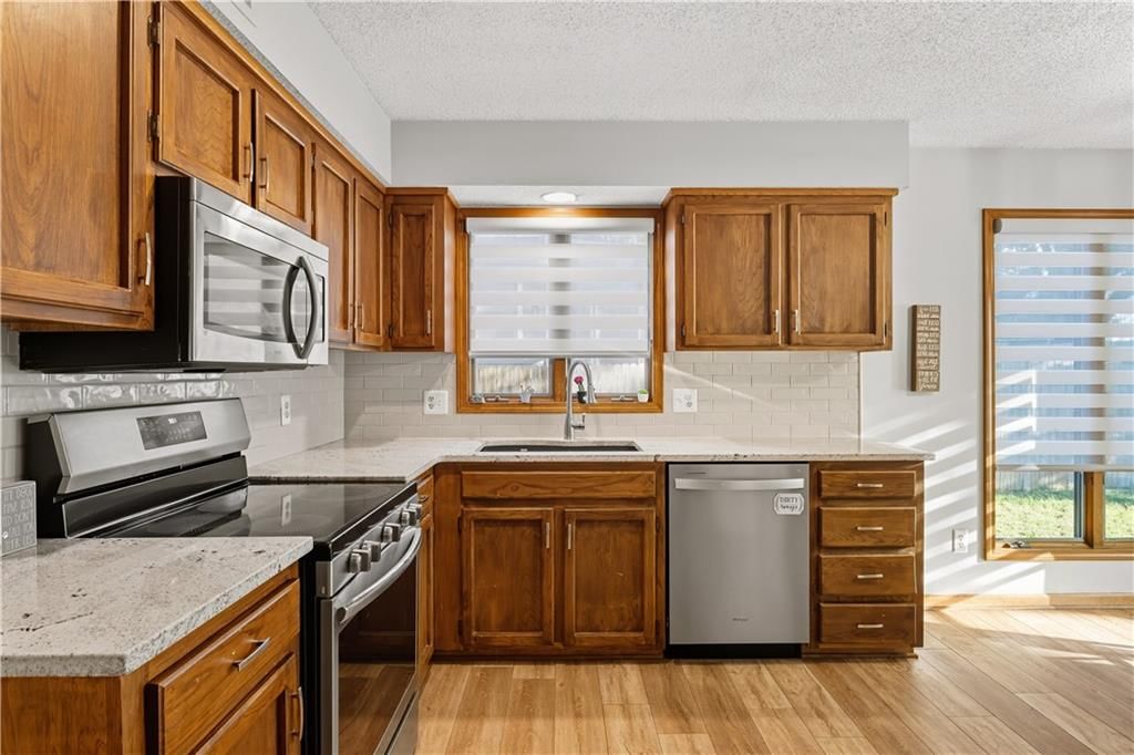 Photo 13 of 31 - 14229 S Raintree Drive
