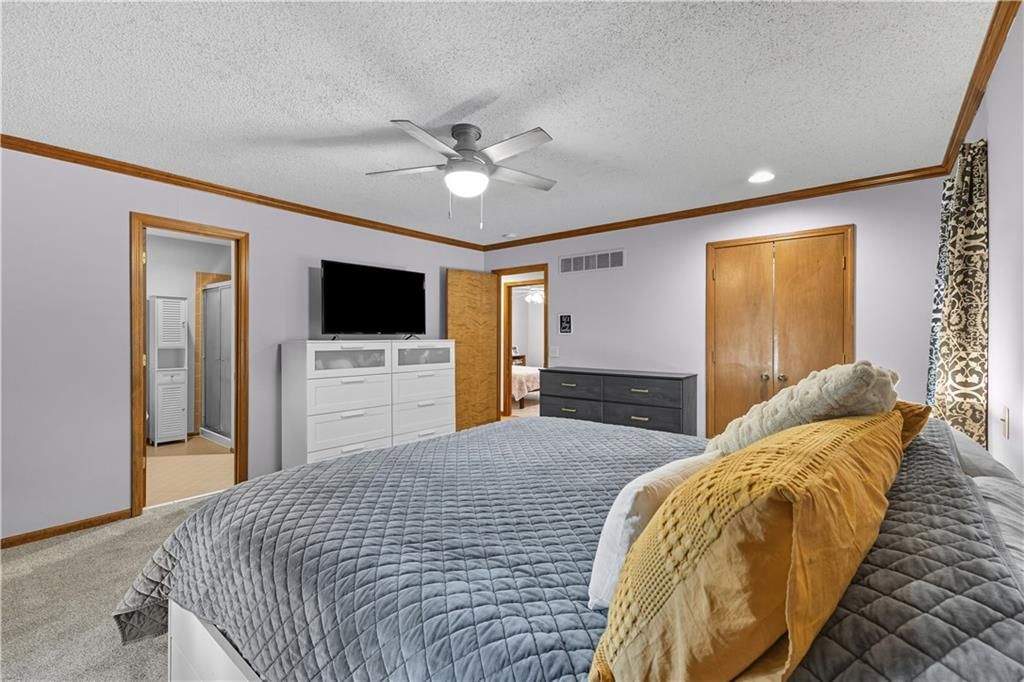 Photo 18 of 31 - 14229 S Raintree Drive