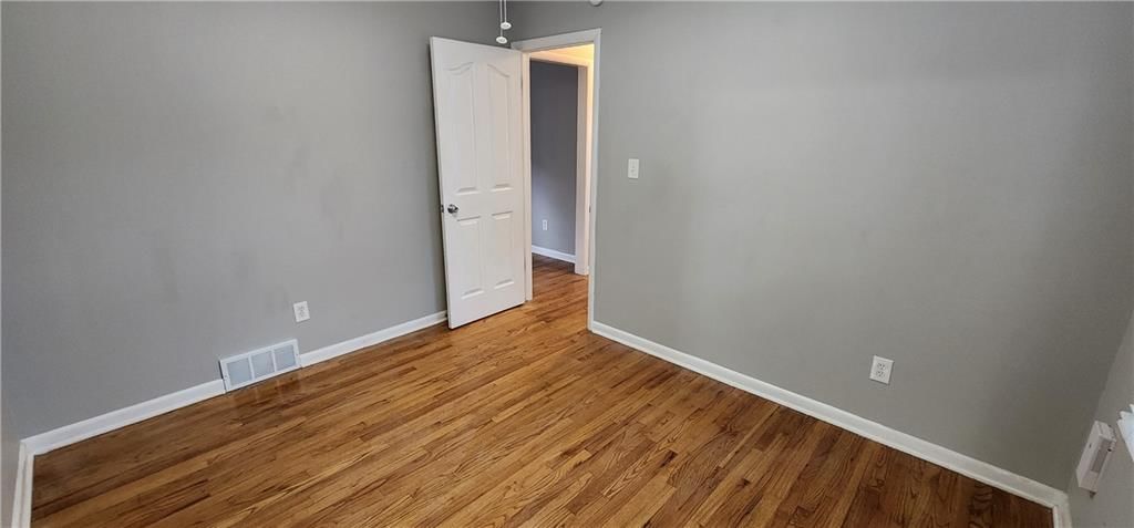 Photo 19 of 32 - 8417 W 91st Street