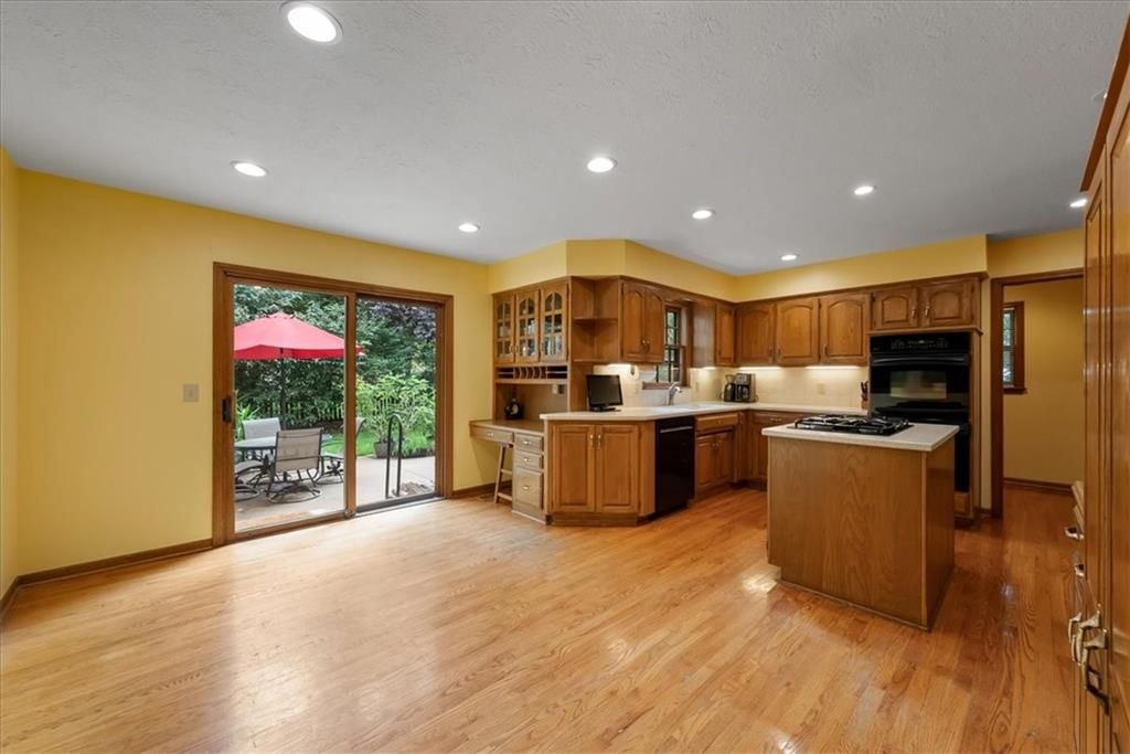 Photo 13 of 47 - 2401 W 123rd Terrace