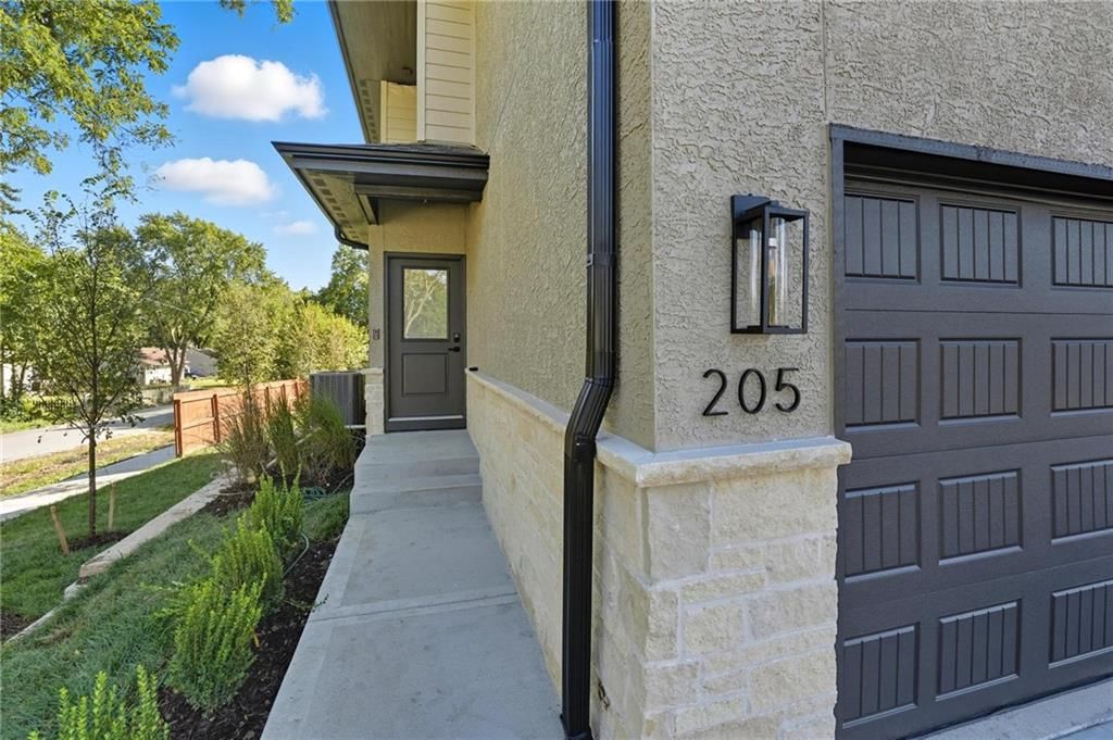 205 NW Orchard Court — photo 2