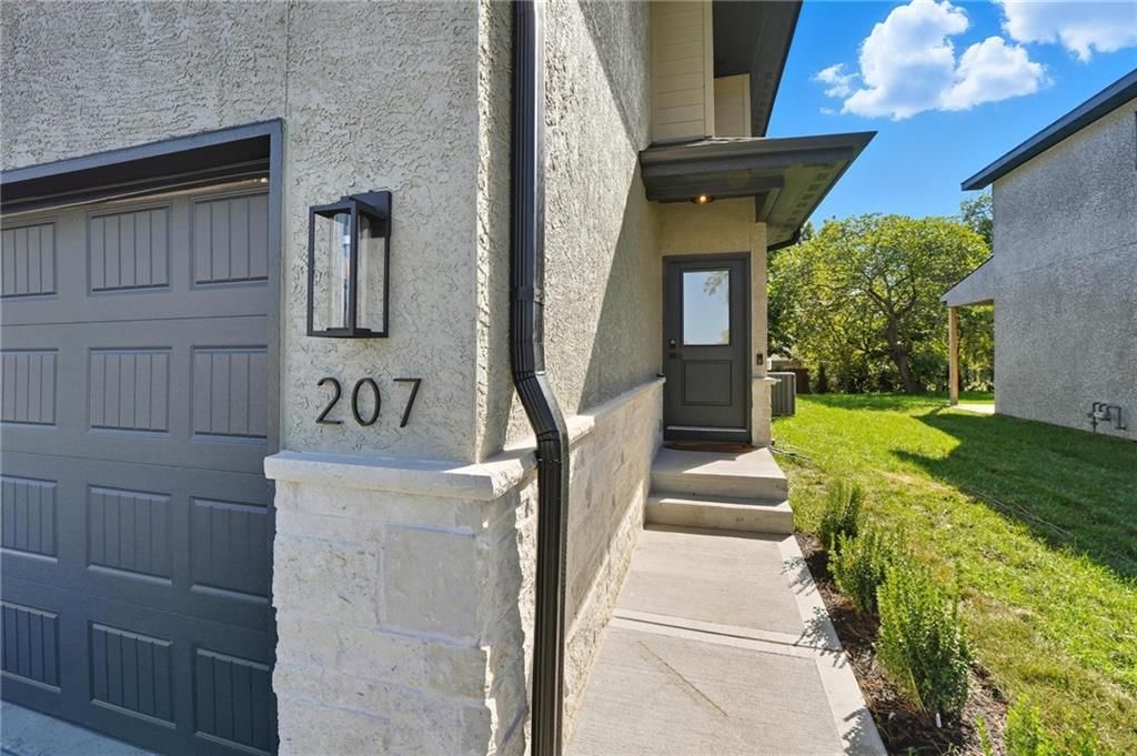 207 NW Orchard Court, Lee's Summit, MO