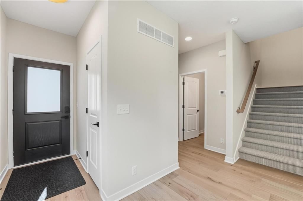 207 NW Orchard Court — photo 2
