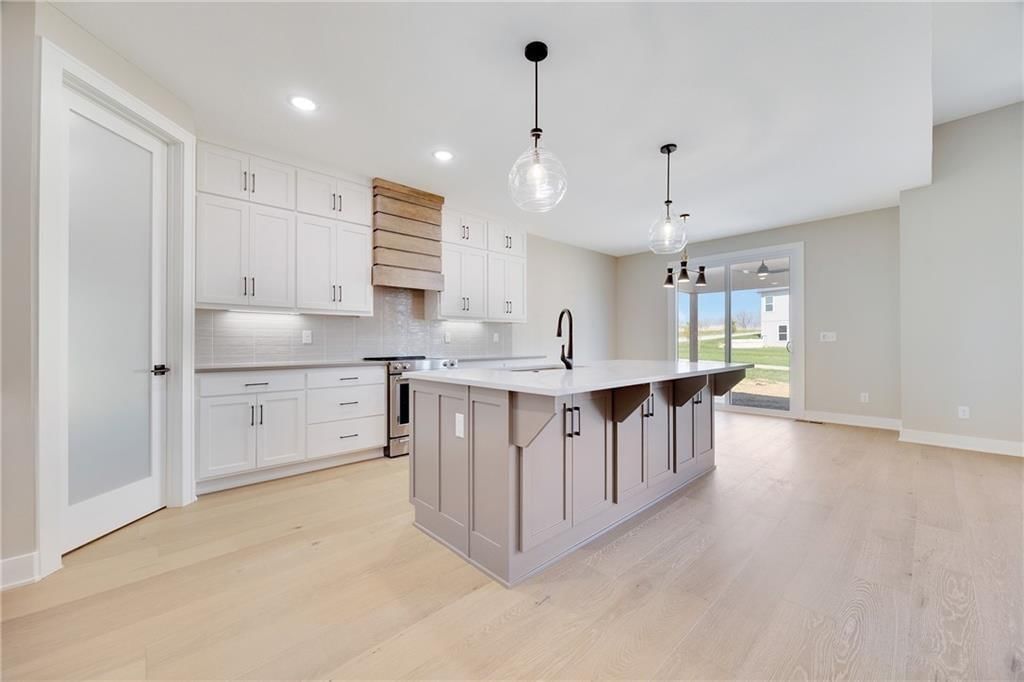 2345 NE Colonnade Avenue — photo 6
