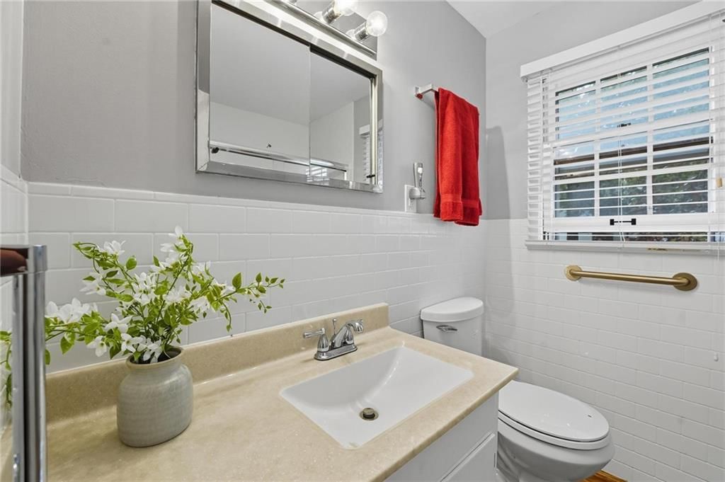 Photo 14 of 22 - 515 E Sheridan Street