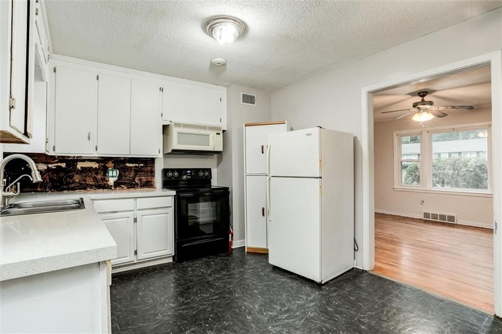 Photo 11 of 29 - 6718 W 72nd Terrace