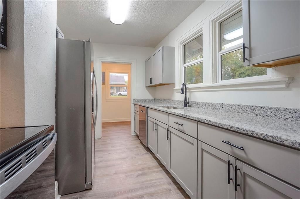 Photo 3 of 33 - 1814 Walker Avenue