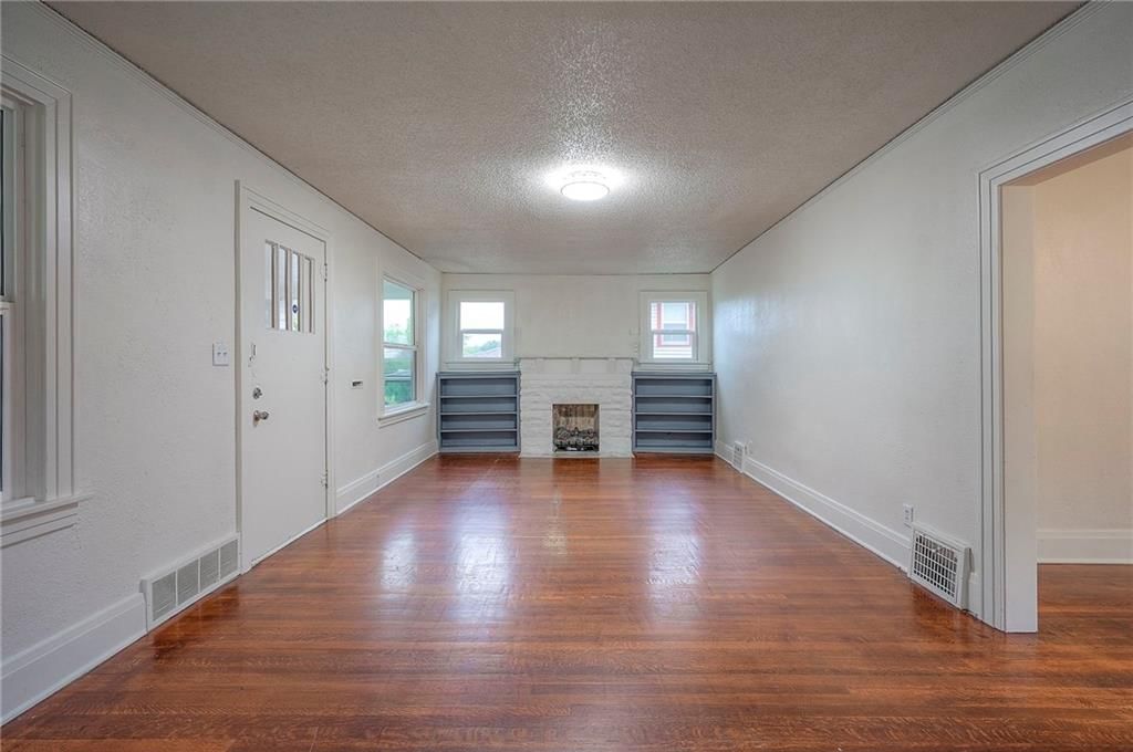 Photo 10 of 33 - 1814 Walker Avenue